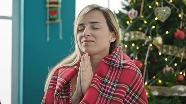 Νεαρή Ξανθιά Γυναίκα Γιορτάζει Χριστούγεννα Προσεύχεται Στο Σπίτι — Φωτογραφία Αρχείου