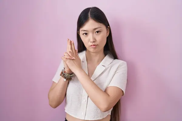 Chinês Jovem Mulher Sobre Fundo Rosa Segurando Arma Simbólica Com — Fotografia de Stock