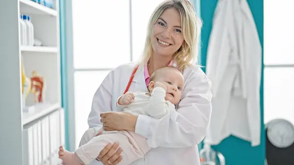 Matka Dcera Pediatr Objímají Jeden Druhého Úsměvem Klinice — Stock fotografie