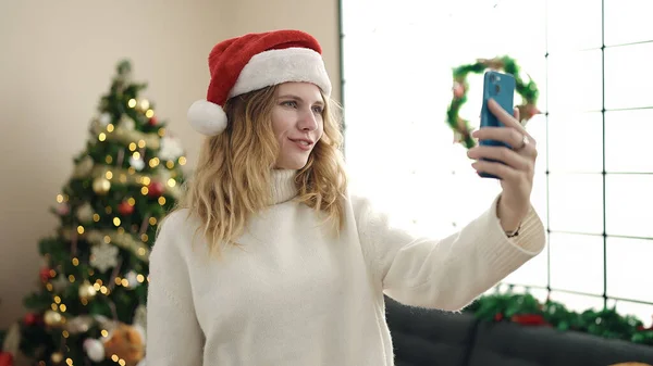 Jeune Femme Blonde Faisant Selfie Par Smartphone Debout Près Arbre — Photo