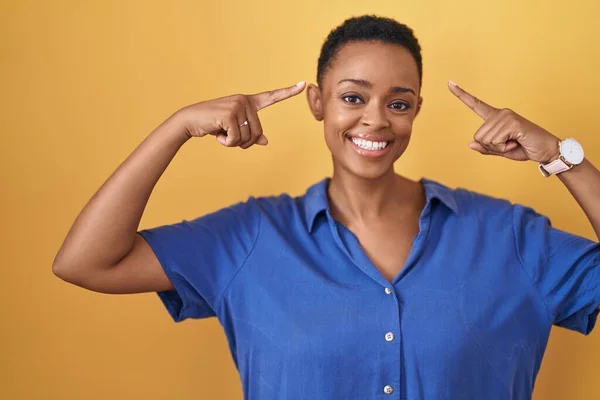Africano Americano Mulher Sobre Fundo Amarelo Sorrindo Apontando Para Cabeça — Fotografia de Stock