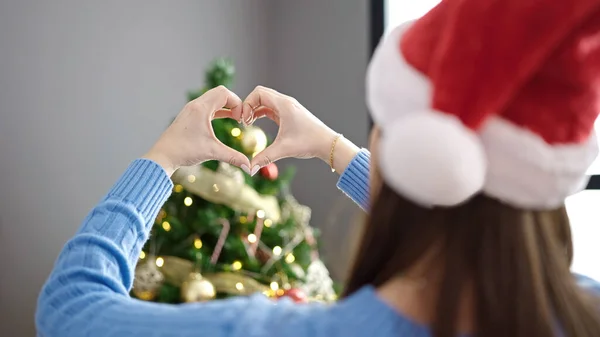 年轻的高加索女人 手拉手在家里庆祝圣诞节 做心形 — 图库照片