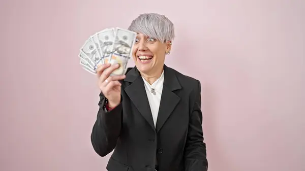 Mujer Joven Sosteniendo Dólares Sonriendo Sobre Fondo Rosa Aislado —  Fotos de Stock