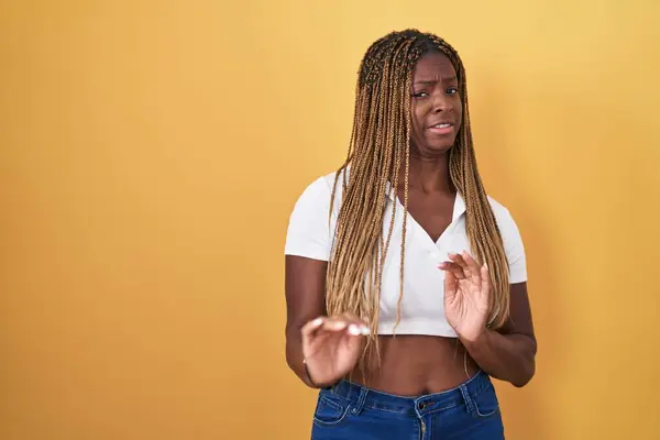 Afro Amerikaanse Vrouw Met Gevlochten Haar Staan Gele Achtergrond Walgelijke — Stockfoto