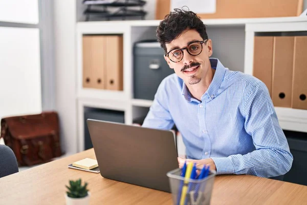 Młody Biały Mężczyzna Biznes Pracownik Pomocą Laptop Działa Biuro — Zdjęcie stockowe