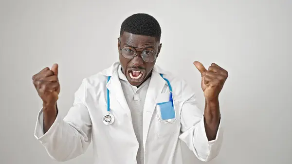 非裔美国医生对孤立的白人背景感到愤怒和压力 — 图库照片