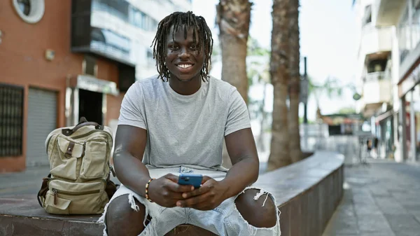 Afro Américain Utilisant Smartphone Assis Sur Banc Rue — Photo