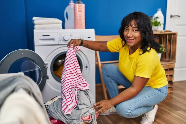 Ung Vacker Latinamerikansk Kvinna Ler Säker Tvätt Kläder Tvättstuga — Stockfoto