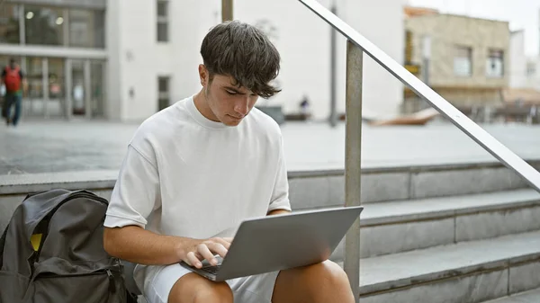 Cooler Junger Hispanischer Teenager Ein Intelligenter Student Der Laptop Online — Stockfoto