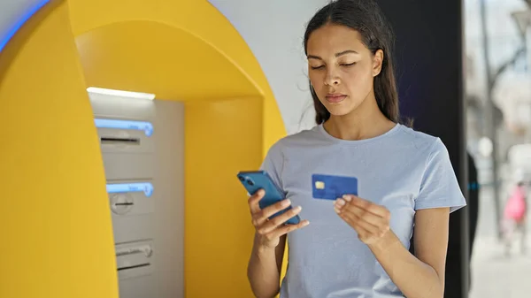 African American Woman Using Smartphone Holding Credit Card Bank Teller — Stock Photo, Image