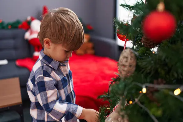 可爱的小男孩在家里装饰着圣诞树 — 图库照片