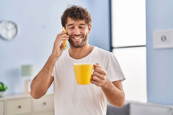 Mladý Muž Mluví Smartphone Pití Kávy Doma — Stock fotografie
