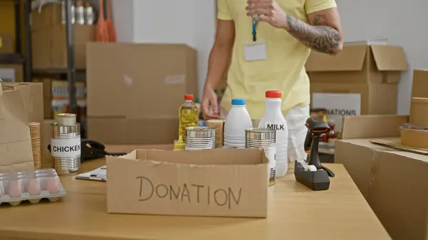 Genç Spanyol Gönüllü Yardım Merkezinde Bağış Kutusuna Ürünler Koyuyor — Stok fotoğraf