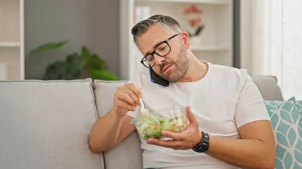 Homem Cabelos Grisalhos Comendo Salada Falando Smartphone Casa — Fotografia de Stock