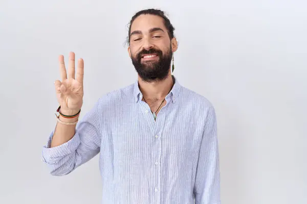大胡子的西班牙裔男人穿着休闲装 手指头指三号 面带微笑 自信而快乐 — 图库照片