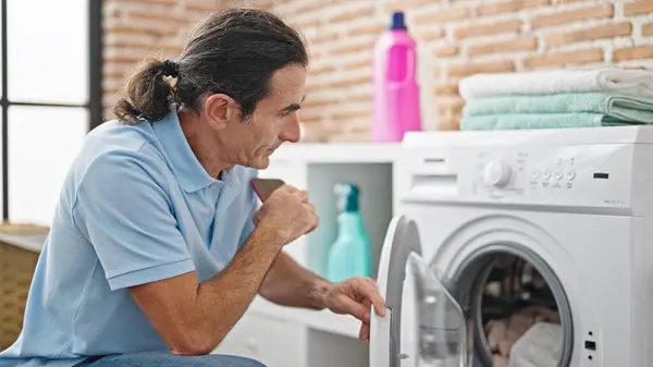 Çamaşırhanede Çamaşır Yıkayan Orta Yaşlı Bir Adam — Stok fotoğraf