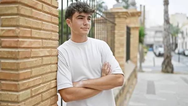 Joven Adolescente Hispano Mirando Lado Con Expresión Seria Brazos Cruzados —  Fotos de Stock