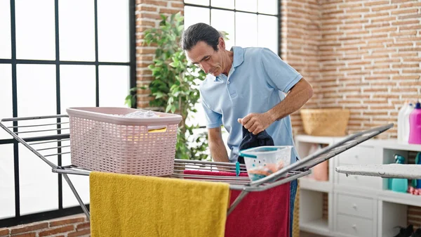 Çamaşır Odasında Çamaşır Ipine Elbise Asan Orta Yaşlı Bir Adam — Stok fotoğraf