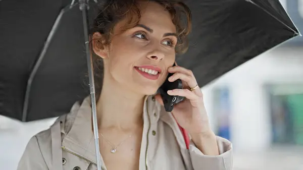 Young Woman Holding Umbrella Talking Smartphone Smiling Street — Stock Photo, Image