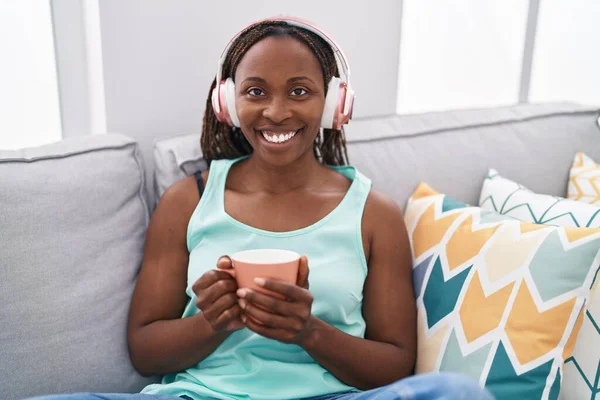 Αφροαμερικανή Γυναίκα Που Ακούει Μουσική Πίνοντας Καφέ Στο Σπίτι — Φωτογραφία Αρχείου