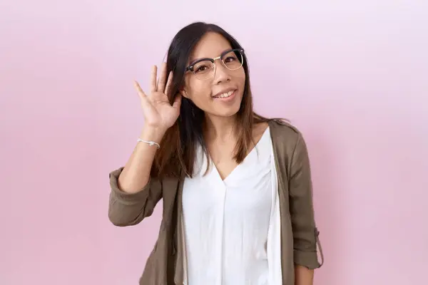 Μέση Ηλικία Κινέζα Γυναίκα Φορώντας Γυαλιά Πάνω Από Ροζ Φόντο — Φωτογραφία Αρχείου