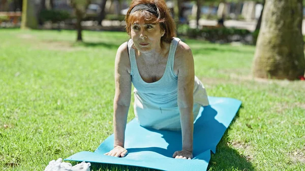 Middle Age Woman Training Push Yoga Mat Park — Stock Photo, Image