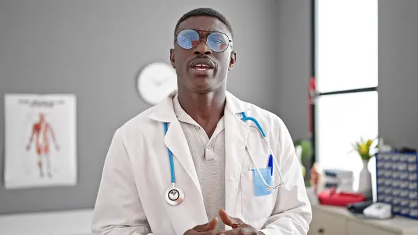 非裔美国人医生微笑着自信地在诊所演讲 — 图库照片