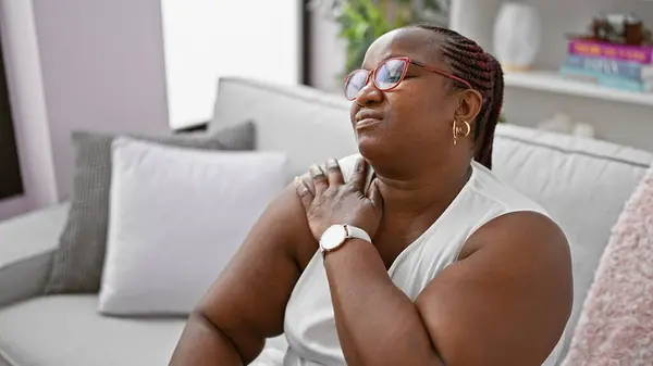 Sério Mulher Afro Americana Com Óculos Tranças Sentado Relaxado Sofá — Fotografia de Stock