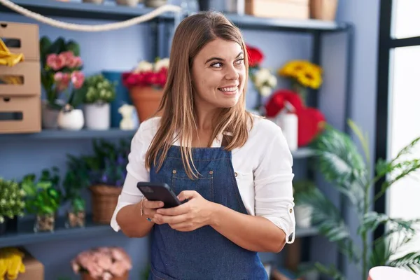 Young Woman Florist Smiling Confident Using Smartphone Florist — Photo