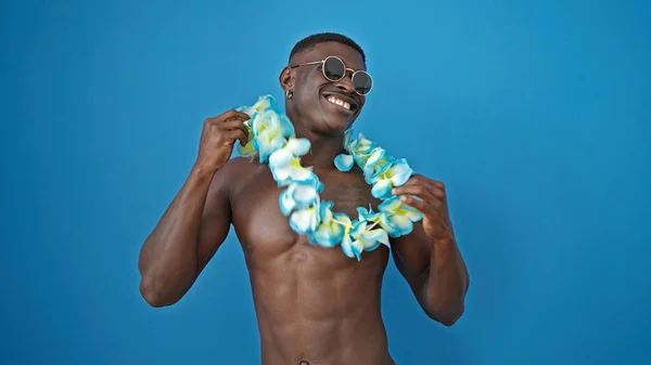 African American Man Tourist Standing Shirtless Dancing Isolated Blue Background — Stock Photo, Image