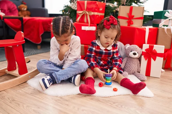 Αδελφός Και Αδελφή Παίζει Παιχνίδια Κάθεται Στο Πάτωμα Από Χριστουγεννιάτικα — Φωτογραφία Αρχείου