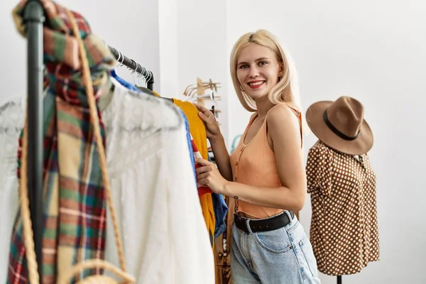 Joven Mujer Rubia Cliente Elegir Ropa Sonriendo Tienda Ropa — Foto de Stock