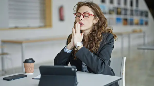 オフィスで働く若い女性ビジネスワーカーが強調 — ストック写真