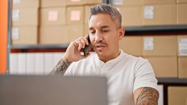 若いヒスパニックの男Eコマースビジネスワーカーがオフィスのスマートフォンで話す — ストック写真
