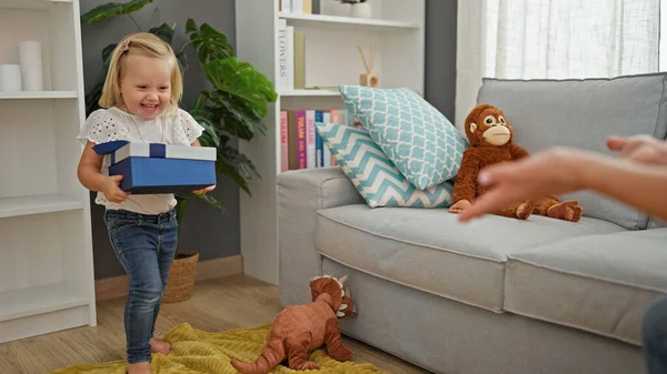 Bělošská Maminka Holčička Překvapují Dárky Narozeninám Útulném Obývacím Pokoji Svého — Stock fotografie