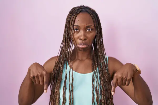 Africano Americano Mulher Sobre Fundo Rosa Apontando Para Baixo Olhando — Fotografia de Stock