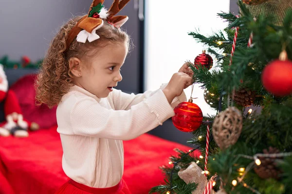 Geyik Kulağı Takan Sevimli Sarışın Kız Evde Noel Ağacı Süslüyor — Stok fotoğraf