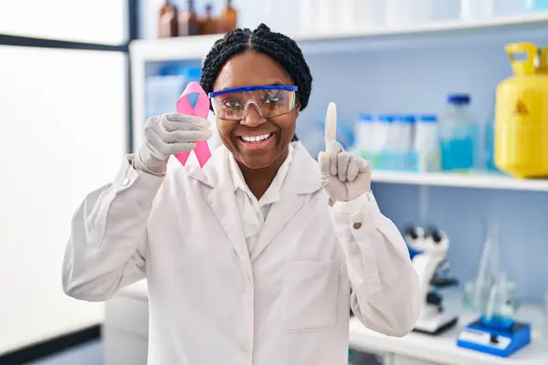 Donna Afroamericana Che Lavora Laboratorio Scientifico Con Nastro Rosa Sorpresa — Foto Stock