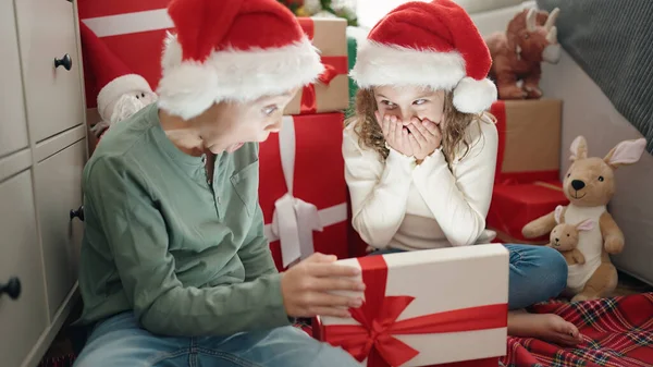 Evde Noel Ağacının Yanında Duran Iki Çocuk Hediyelerini Açıyor — Stok fotoğraf