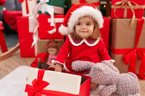 Adorável Criança Loira Desembalar Presente Sentado Árvore Natal Casa — Fotografia de Stock