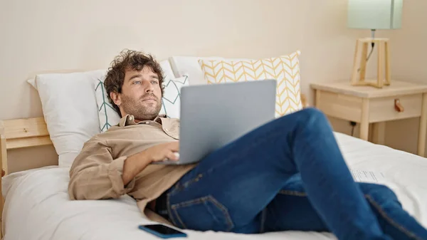 Young Hispanic Man Using Laptop Lying Bed Bedroom — Stock Photo, Image