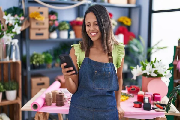 Young Hispanic Woman Florist Smiling Confident Using Smartphone Florist Store — 스톡 사진