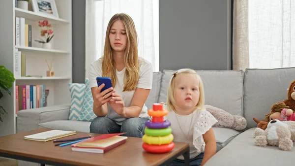 Uvolněná Bělošská Maminka Dcerka Pohodlně Hrají Obručí Chytrém Telefonu Odpočívají — Stock fotografie