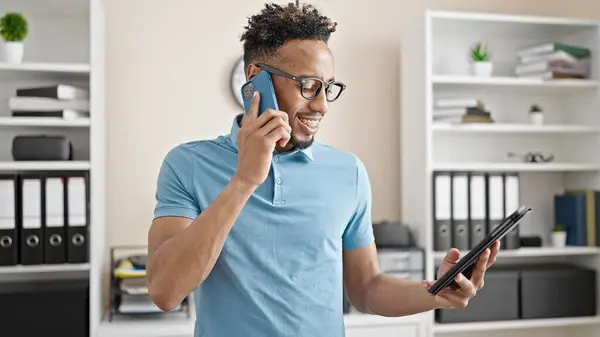 Afričtí Američtí Muži Obchodní Pracovník Mluví Smartphone Pomocí Touchpad Kanceláři — Stock fotografie