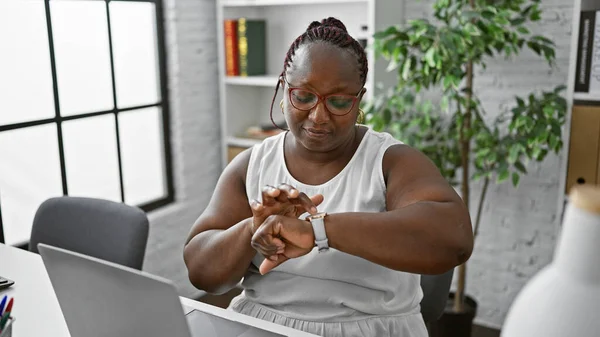 Femme Affaires Afro Américaine Concentrée Immerge Dans Son Travail Regardant — Photo