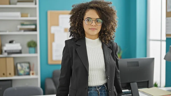Young Beautiful Hispanic Woman Business Worker Standing Serious Face Office — Stock Photo, Image