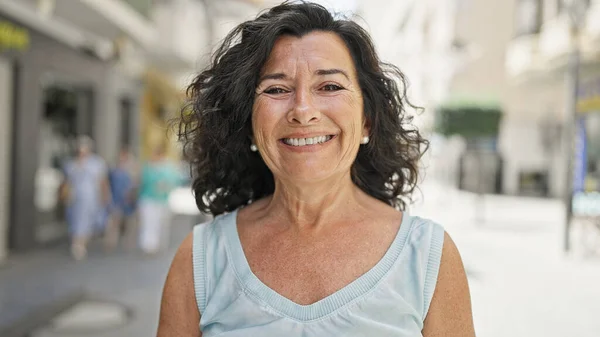 Middelbare Leeftijd Spaanse Vrouw Glimlachend Zelfverzekerd Staan Straat — Stockfoto