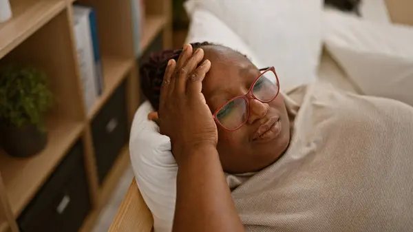 Utmattad Afrikansk Amerikansk Kvinna Stressad Med Sin Dagliga Livsstil Liggande — Stockfoto
