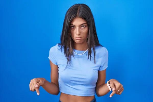 Esmer Genç Bir Kadın Mavi Arka Planda Dikiliyor Üzgün Üzgün — Stok fotoğraf