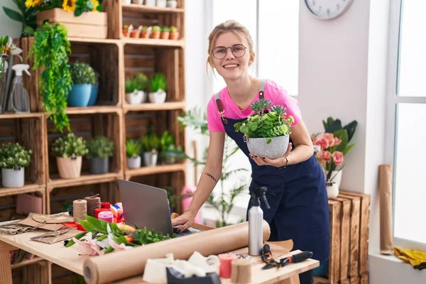 Joven Florista Mujer Rubia Usando Planta Retención Portátil Tienda Flores —  Fotos de Stock